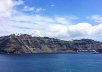 kruzer Santorini Grčka plavo nebo morska obala otok